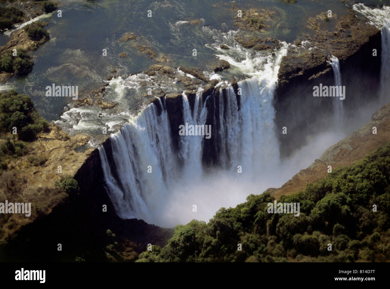 Geografía / viajes, Zimbabwe, los paisajes, las Cataratas Victoria del Río  Zambesi cerca Vicfalls, vista aérea,  Additional-Rights-Clearance-Info-Not-Available Fotografía de stock - Alamy