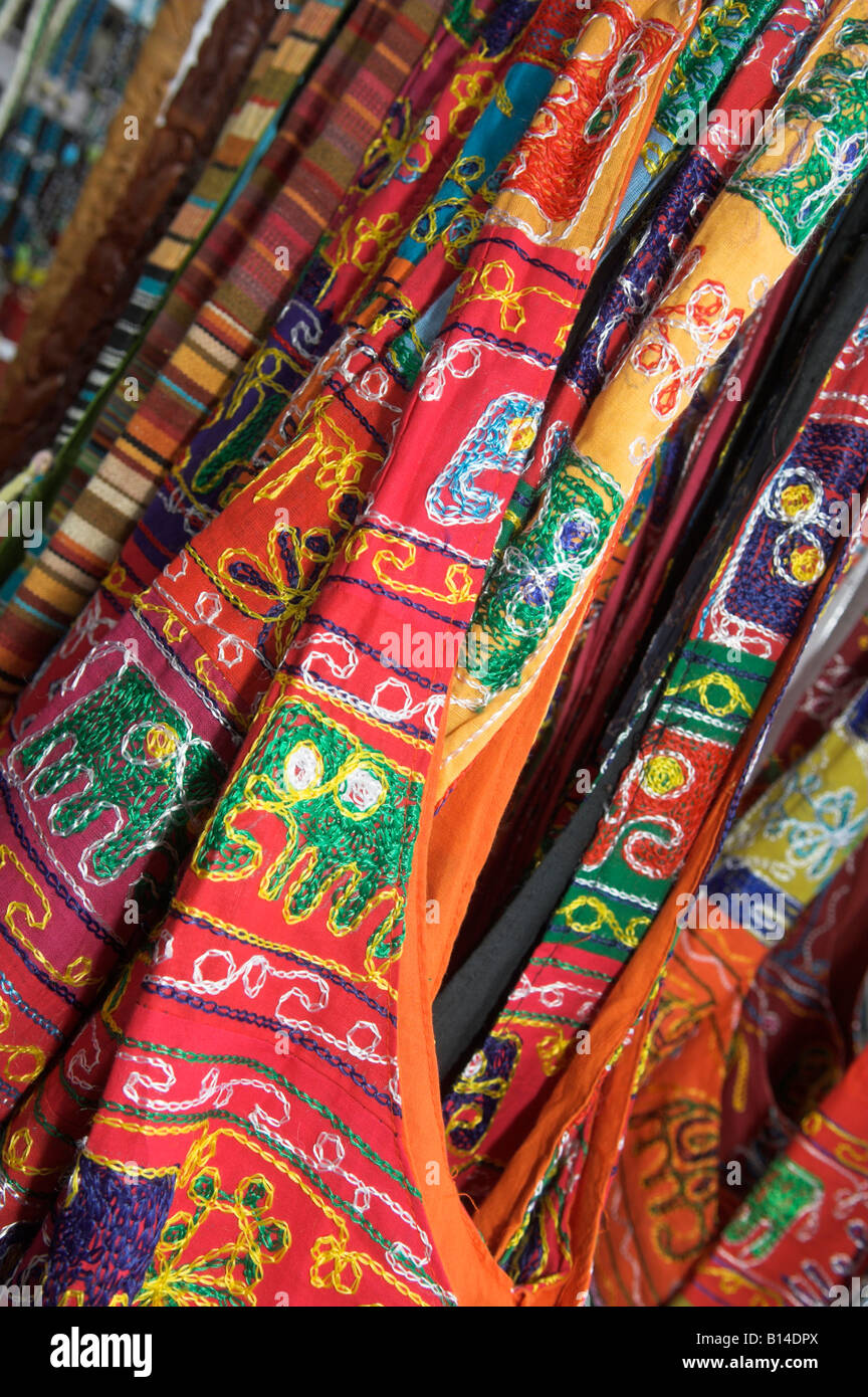 Closeup coloridas telas bordadas Indio para la venta Kerala, India  Fotografía de stock - Alamy