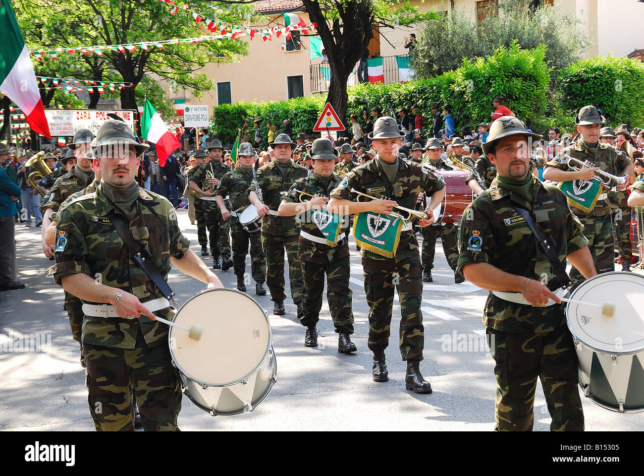 81.Alpini Reunión Nacional 9-10-11 de mayo de 2008,Bassano del Grappa, Italia.Los soldados de marzo pasado.La banda de música militar Foto de stock