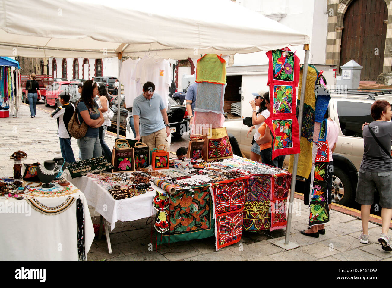 Artes y Artesanía indígena de Panamá a la venta en un mercado callejero en la Ciudad de Panamá Foto de stock