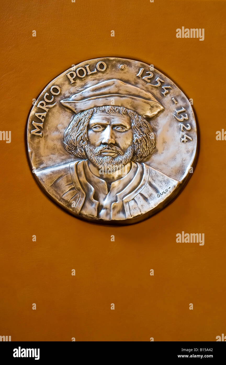 Detalle del medallón en un antiguo libro de Marco Polo Foto de stock