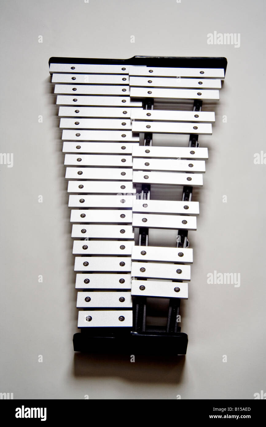 El glockenspiel es un instrumento musical de la familia de percusión afinada con barras metálicas expuestas en una manera similar a la de un piano Foto de stock