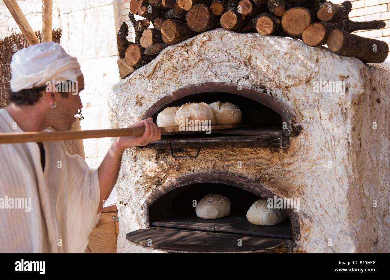 Vandalir Palabra Laboratorio Panadero hornea pan en horno de leña en el mercado artesanal Fotografía de  stock - Alamy