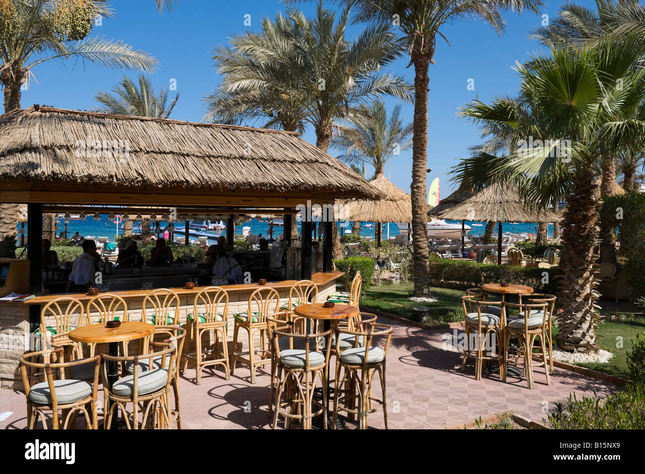 Bar en la playa de la Corniche, el Paseo Marítimo, la playa de la Bahía de Naama, Sharm el-Sheikh, en la costa del Mar Rojo, al sur del Sinaí, Egipto Foto de stock