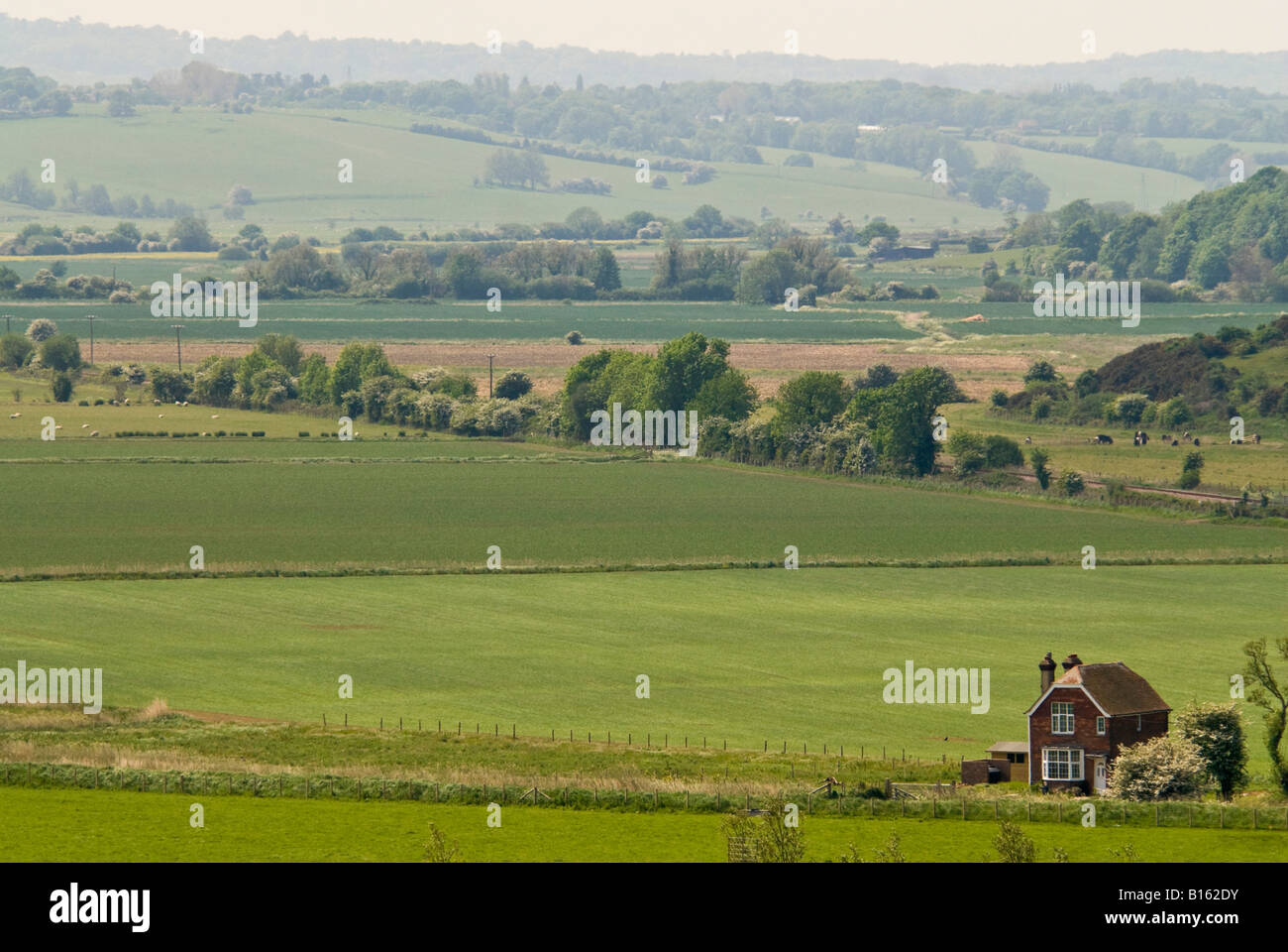 Vista aérea horizontal a través de la verde campiña y las colinas de East Sussex en un día soleado. Foto de stock
