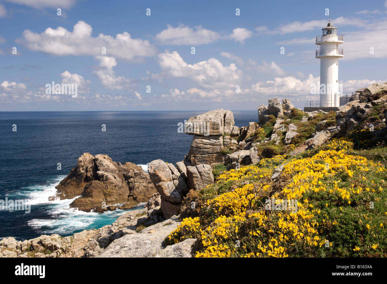 El faro de Cabo Touriñan en la costa atlántica de la provincia de A Coruña Galicia España. Foto de stock