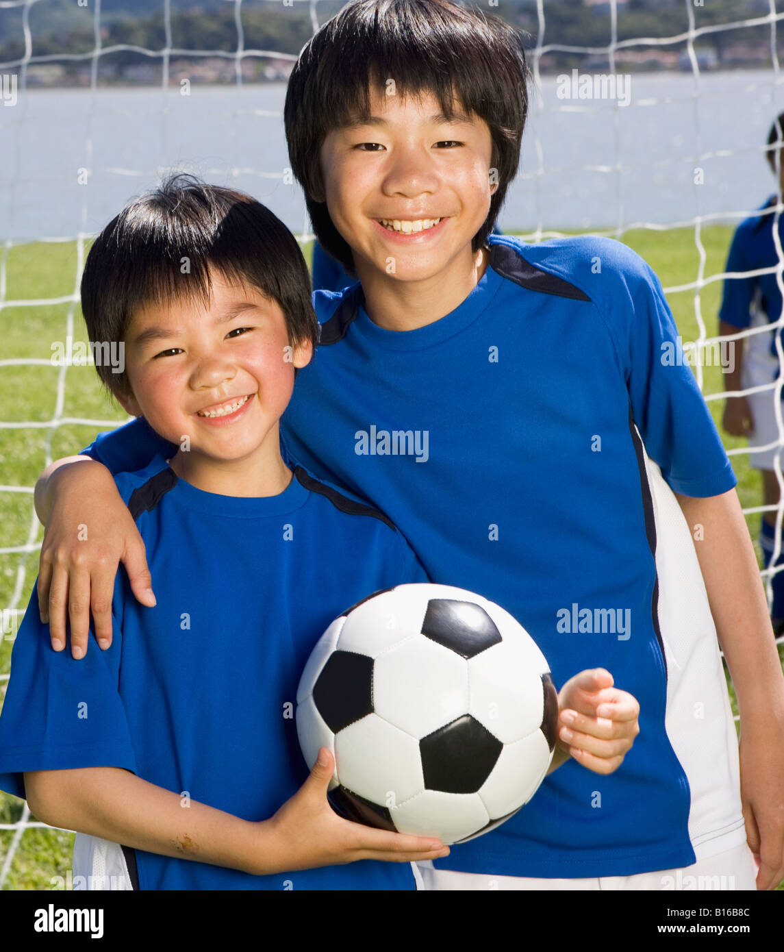 Los niños asiáticos con balón de fútbol Fotografía de stock Alamy