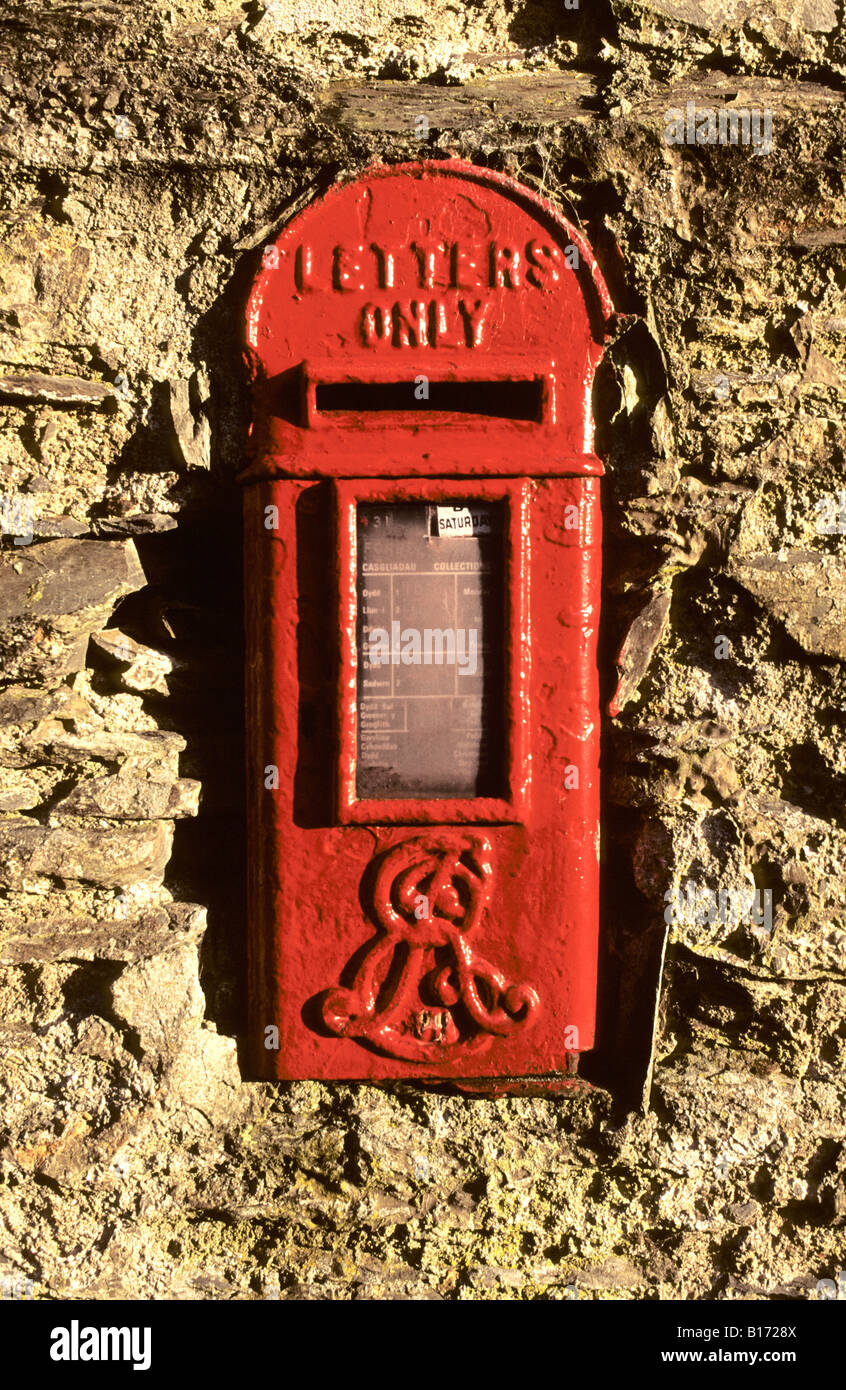 Estándar King Edward VII pared británico letter box, forja, Powys, Gales, Reino Unido. Foto de stock