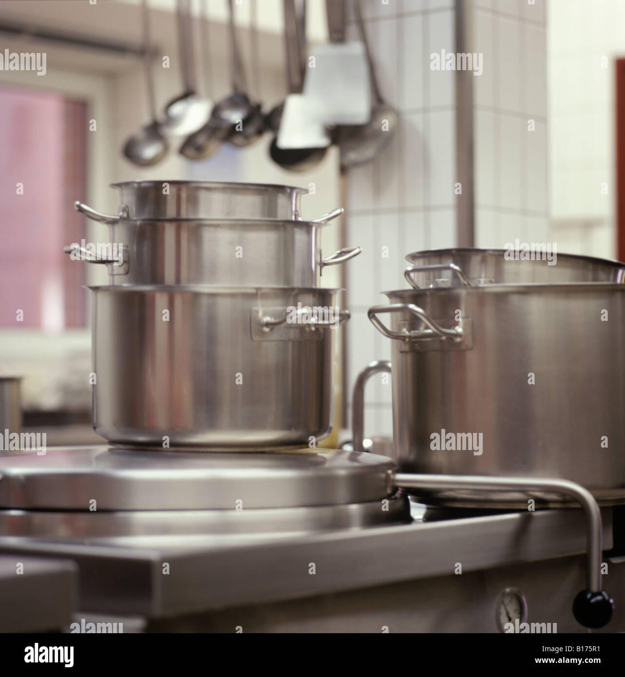 Cucharón y ollas de metal en un comedor cocina, Alemania Foto de stock