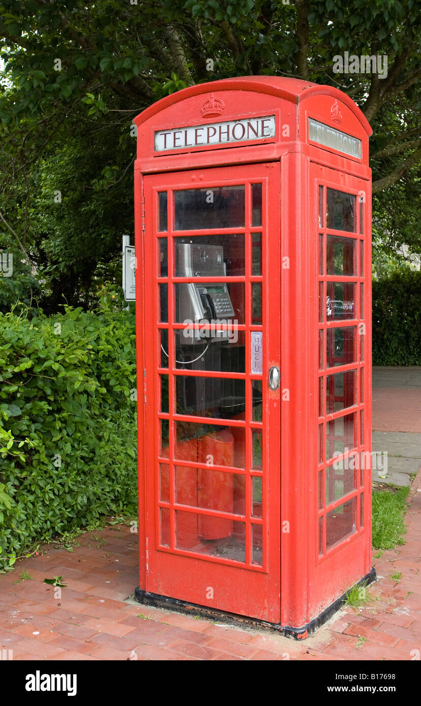 Cuadro teléfono rojo inglés tradicional. Sussex, Inglaterra Foto de stock