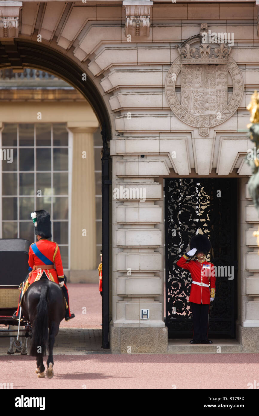 Para el ensayo de los colores Trooping ceremonia celebrada en Londres, el Príncipe Carlos se saludó a su regreso al Palacio de Buckingham Foto de stock