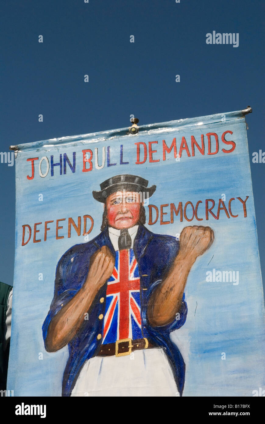 Reunión de protesta de la aldea rural contra la nueva ciudad ecológica propuesta en el sitio de Greenfield en Ford, Sussex Occidental. John Bull defiende la democracia Reino Unido 2008 Foto de stock