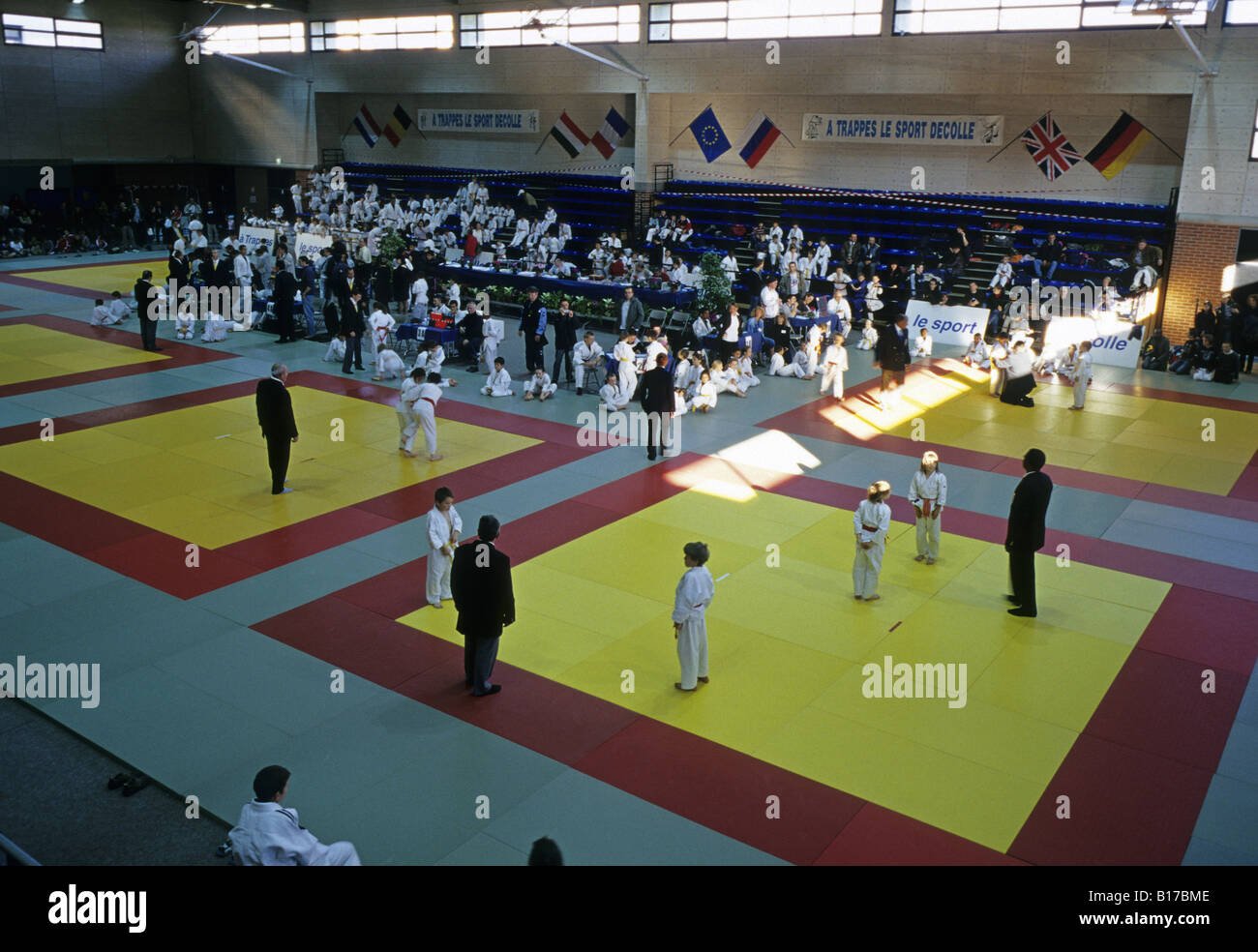 Francia Trappes, judo los niños competencia en sala de deportes Foto de stock