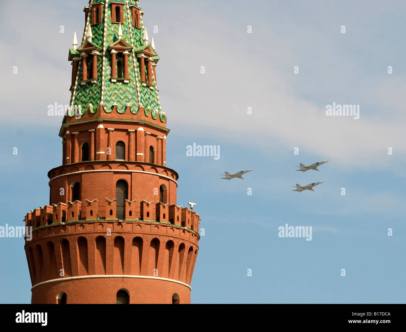 Aviones rusos vuelan en formación sobre el Kremlin de Moscú, durante el desfile del Día de la victoria, 9 de mayo de 2008 Foto de stock