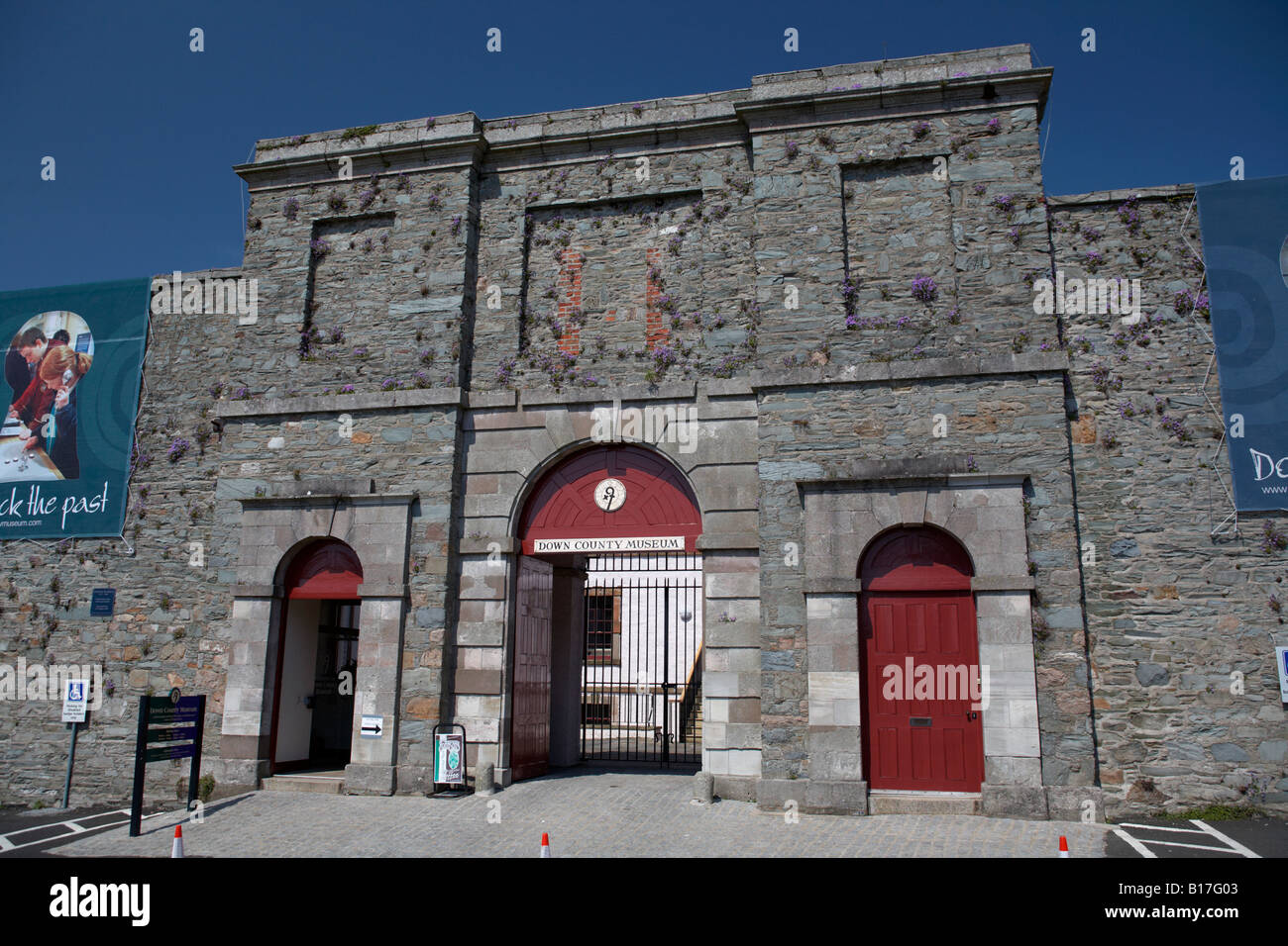 El Down County Museum en la ex cárcel del condado de Down Downpatrick, en el condado de Down en Irlanda del Norte Foto de stock