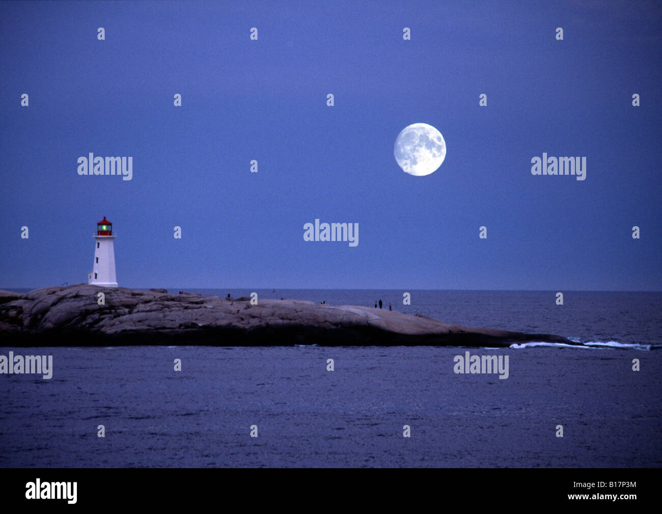 Gran luna llena sobre Peggy's Peggys Cove Point o faro en Nova Scotia, Canadá Foto de stock