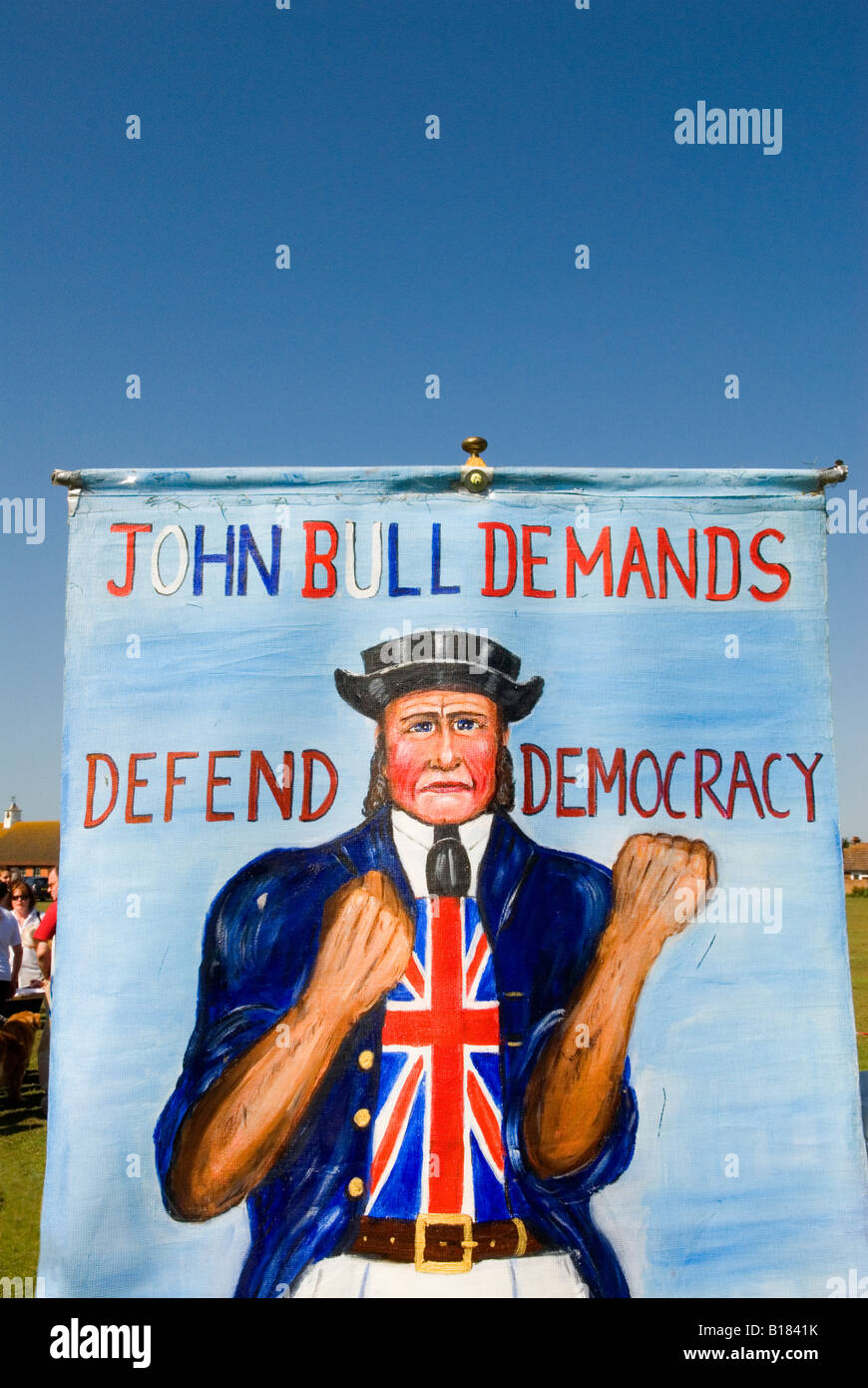 Reunión de protesta en la aldea contra la nueva ciudad ecológica propuesta en el campo verde en Ford, West Sussex. John Bull defiende la democracia UK 2008 HOMER SYKES Foto de stock