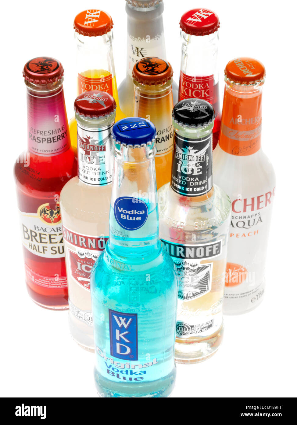 Colores surtidos botellas de alcohol bebidas Partido Alchopops aisladas  contra un fondo blanco, con un trazado de recorte y ningún pueblo  Fotografía de stock - Alamy