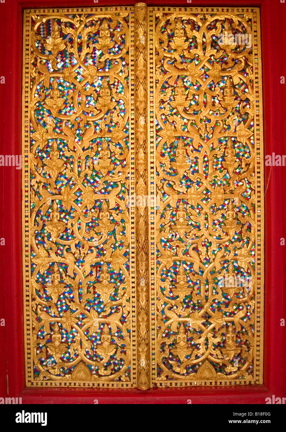 Las imágenes de Buda de oro Wat Impeng puerta del templo en Vientiane, Laos Foto de stock