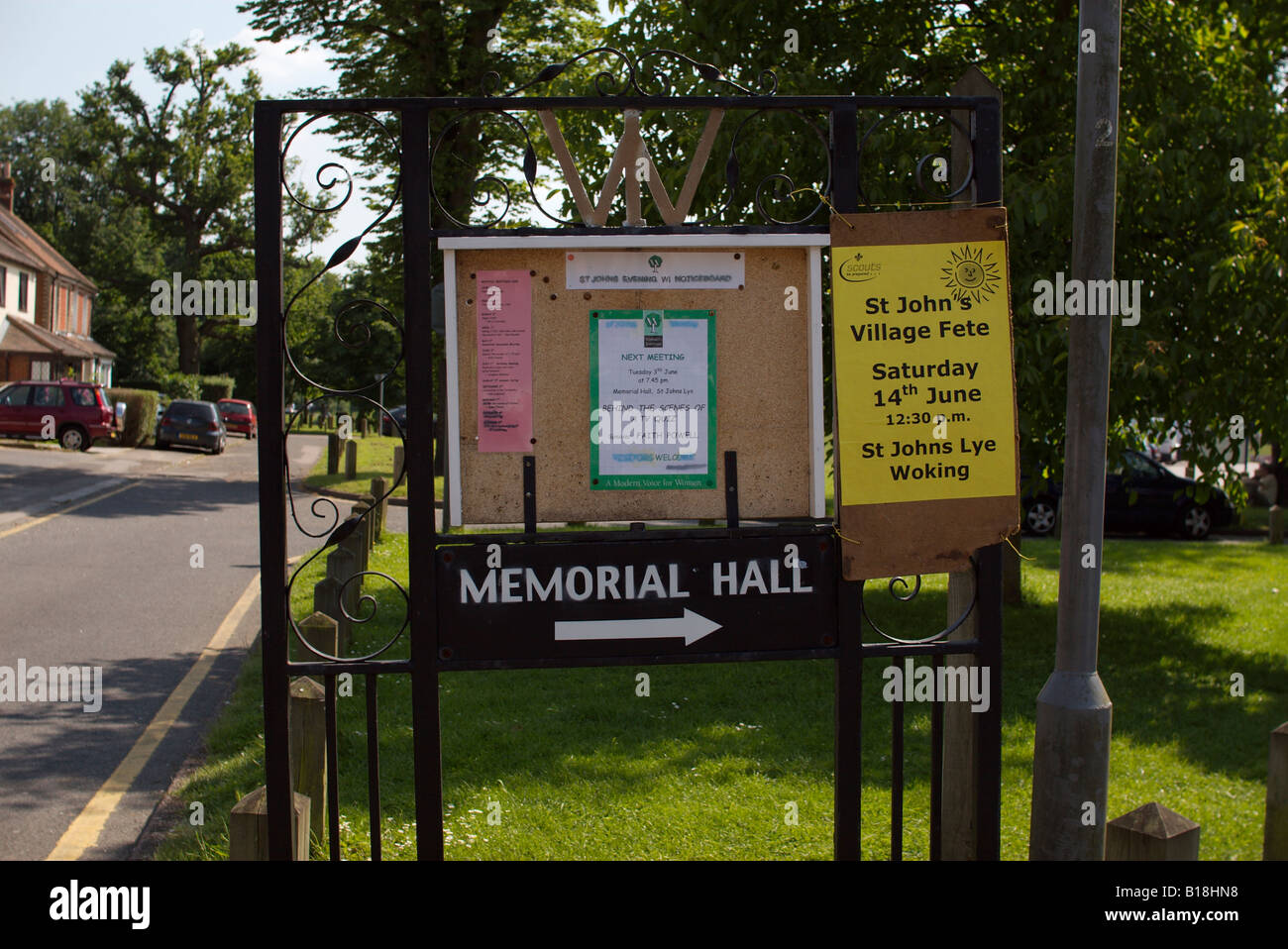 Tablón de anuncios con signo apuntando a Memorial Hall St Johns de Woking (Surrey, Inglaterra, junio de 2008 Foto de stock