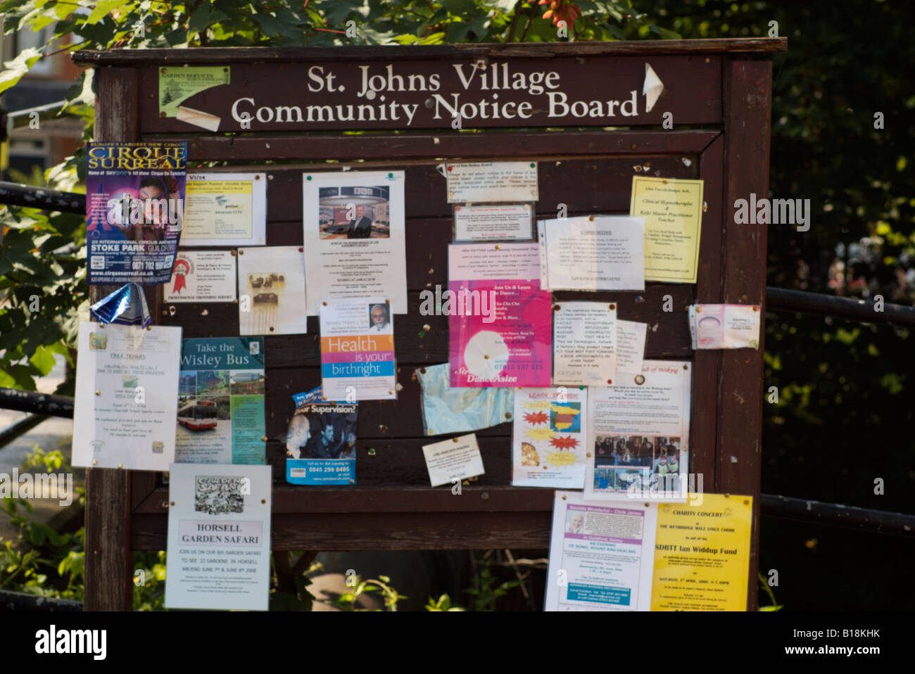 St Johns tablón de anuncios de la comunidad de la aldea de Woking (Surrey, Inglaterra, junio de 2008 Foto de stock