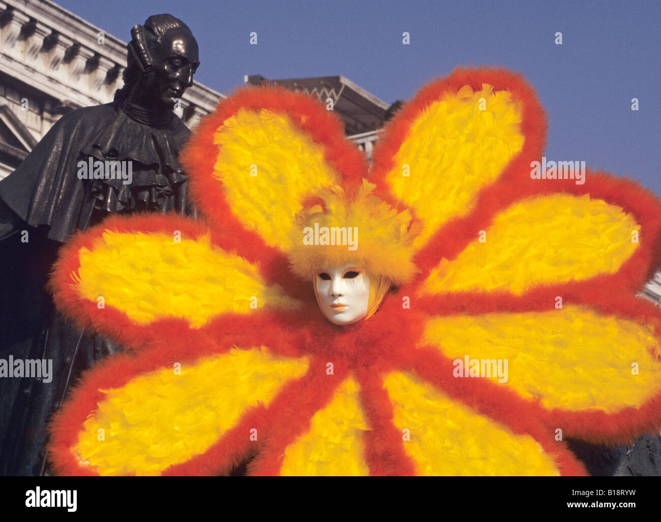 Carnaval máscara de flores junto a la estatua de Casanova Venecia Italia Foto de stock