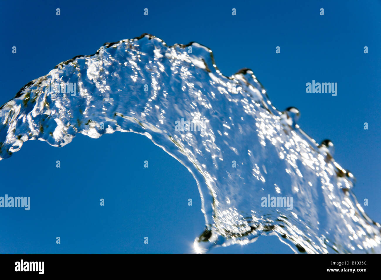 Chorro de agua congelada contra un cielo azul Foto de stock