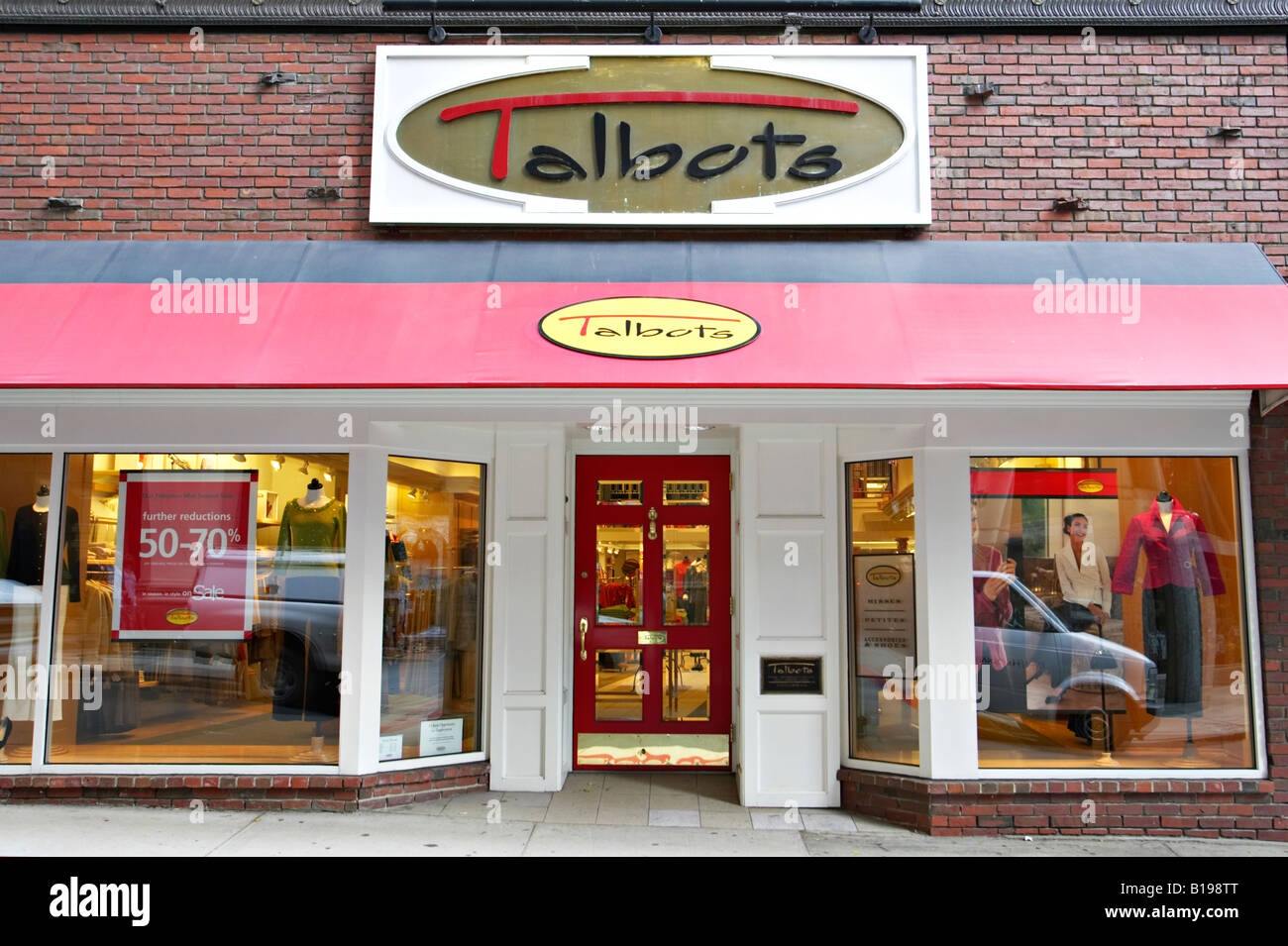 Boston Massachusetts Talbots womens tienda de ropa y la entrada de la  puerta roja Fotografía de stock - Alamy