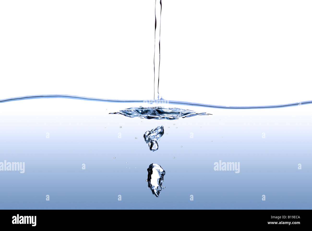 Limpiar agua clara y las burbujas se crea por debajo de la superficie Foto de stock