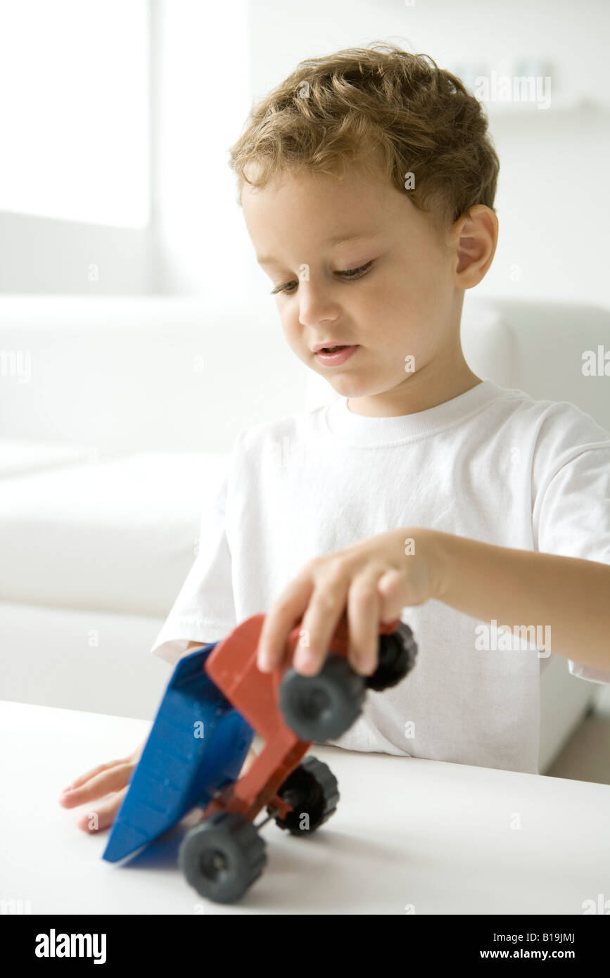 Chico Jugando Con Camión De Volteo De Juguete Fotografía De Stock Alamy 