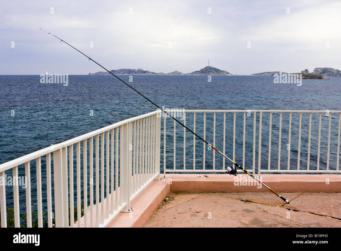 Varilla de línea sola, esperando el pescado..., Marseille, Bouches du Rhône, Francia, Europa Foto de stock