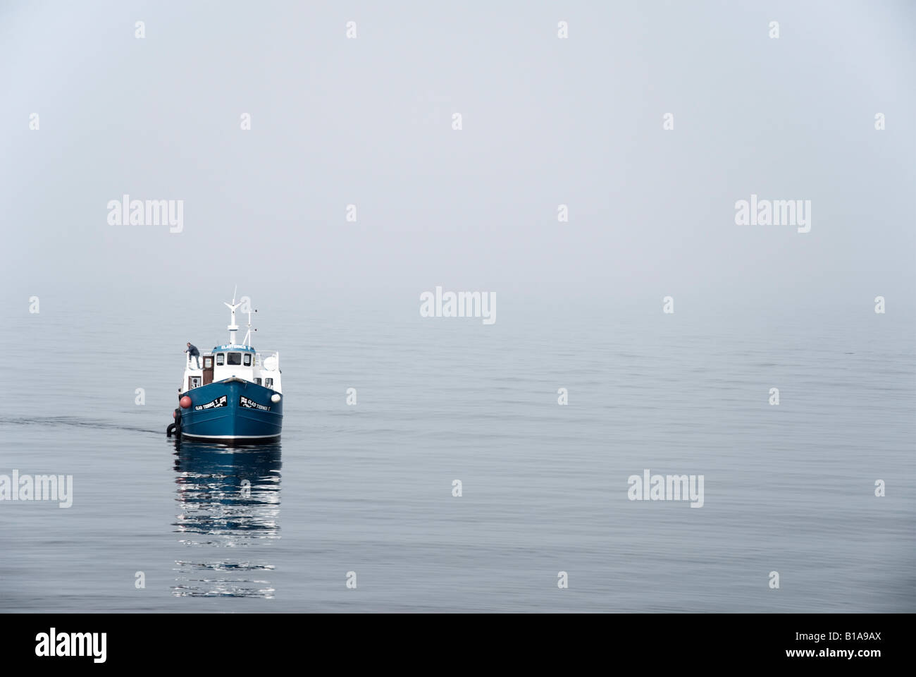Barco Azul llamado Albricias V frente a la costa de Seahouses regresando de las Islas Farne Foto de stock
