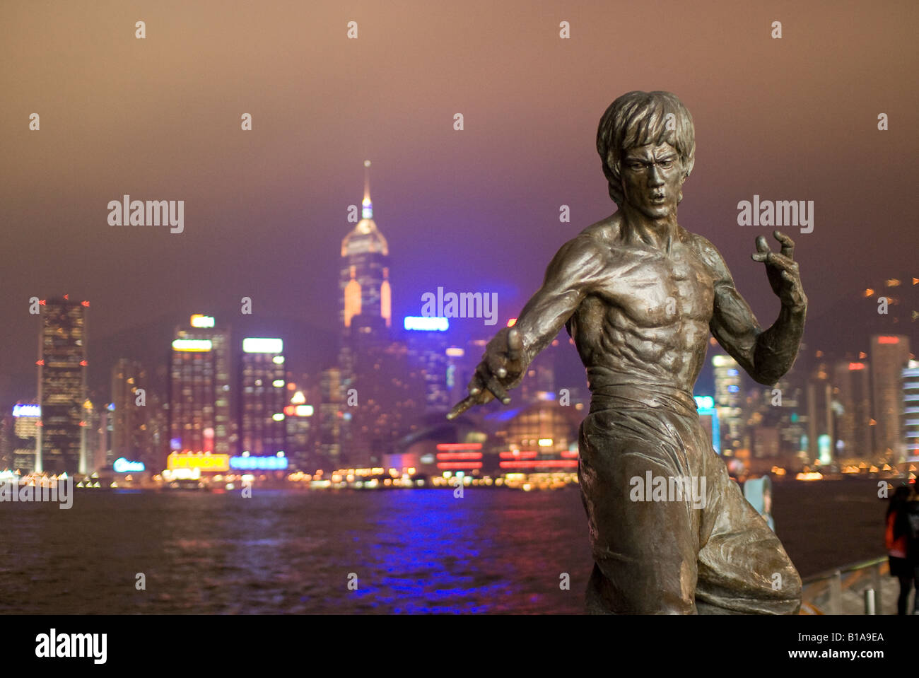 La estatua de Bruce Lee en Hong Kong, en la Avenida de las estrellas en Kowloon Foto de stock