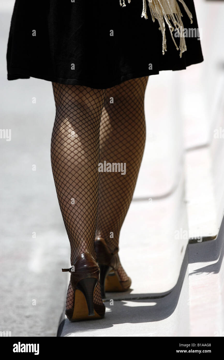raspador erección semáforo Sexy chica caminando por la calle con sus piernas en medias panty  Fotografía de stock - Alamy