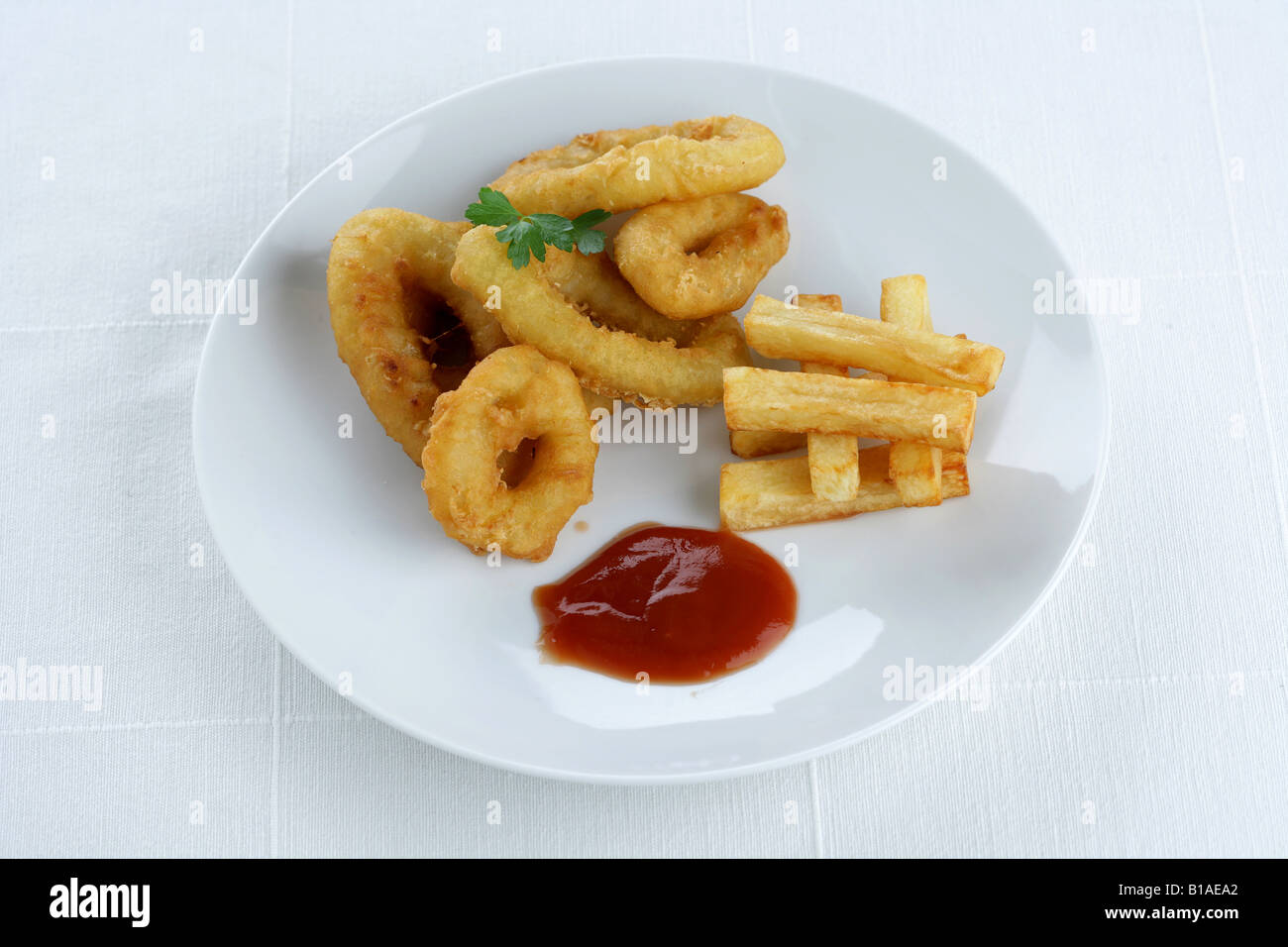 Anillos de calamar frito rebozado con patatas y ketchup (zhenital Fotografía de stock Alamy