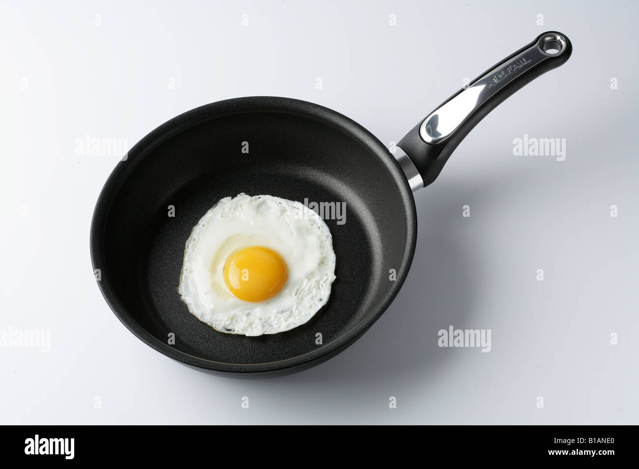 Cocinar un huevo sin aceite en una sartén antiadherente Fotografía de stock  - Alamy