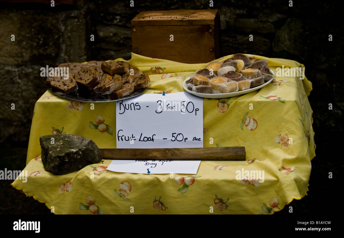 Un puesto de venta de torta de North Yorkshire bollos de pan y fruta para los Ávidos caminantes Foto de stock