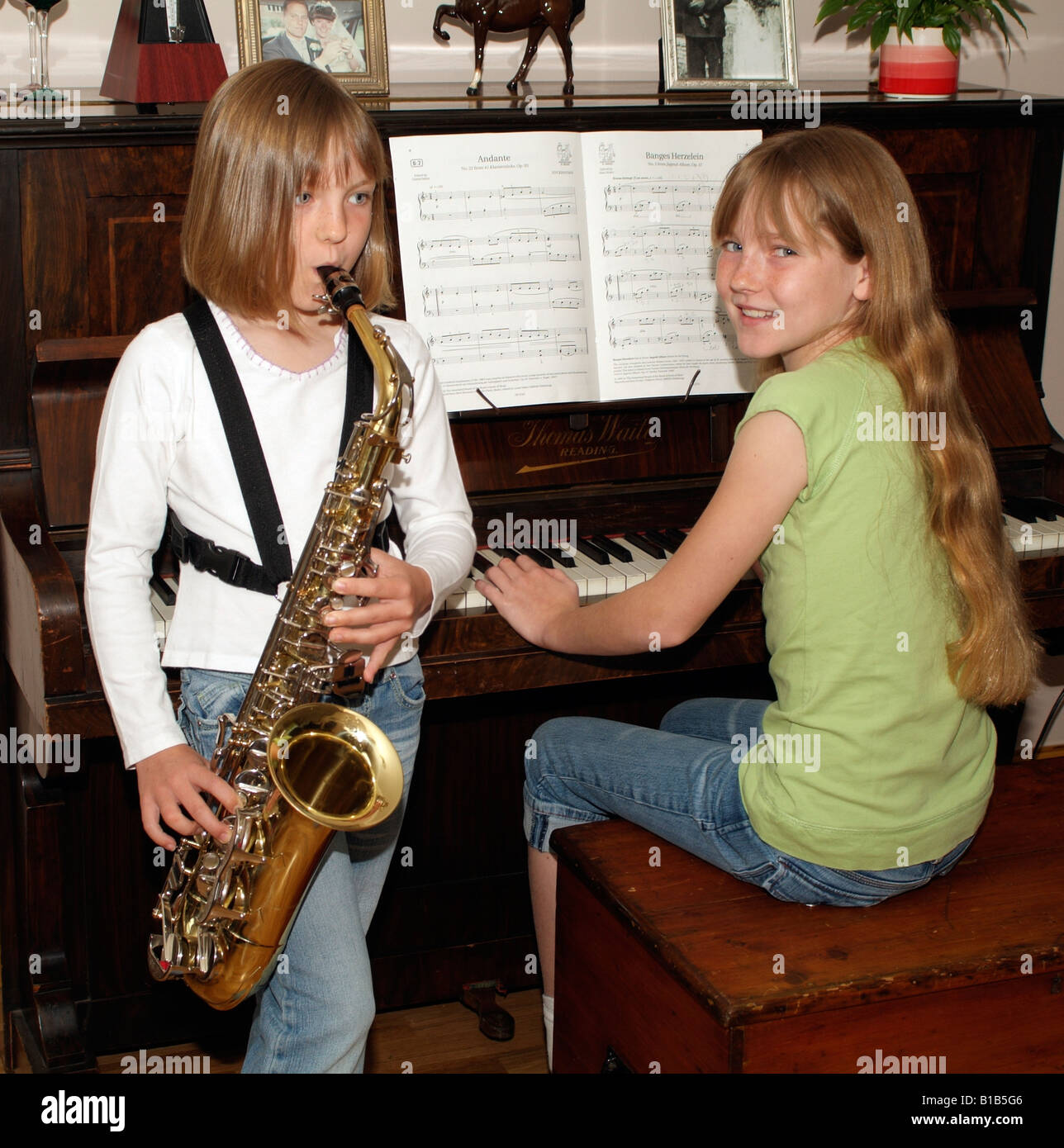 Niños tocando el saxofon fotografías e imágenes de alta resolución - Alamy