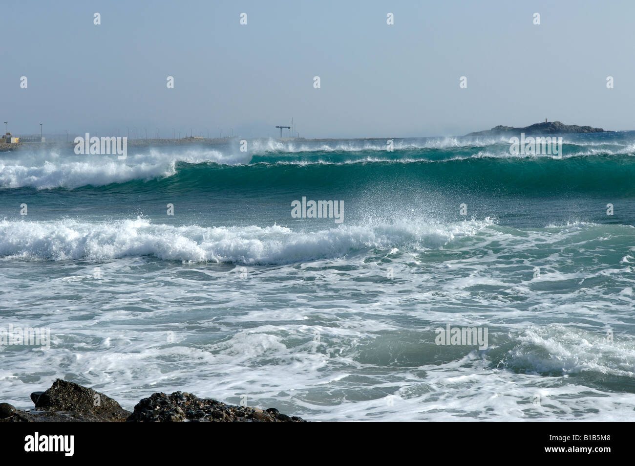 Ondas con spray soplada por el viento rompiendo en la playa de South West Paleochora Creta Foto de stock