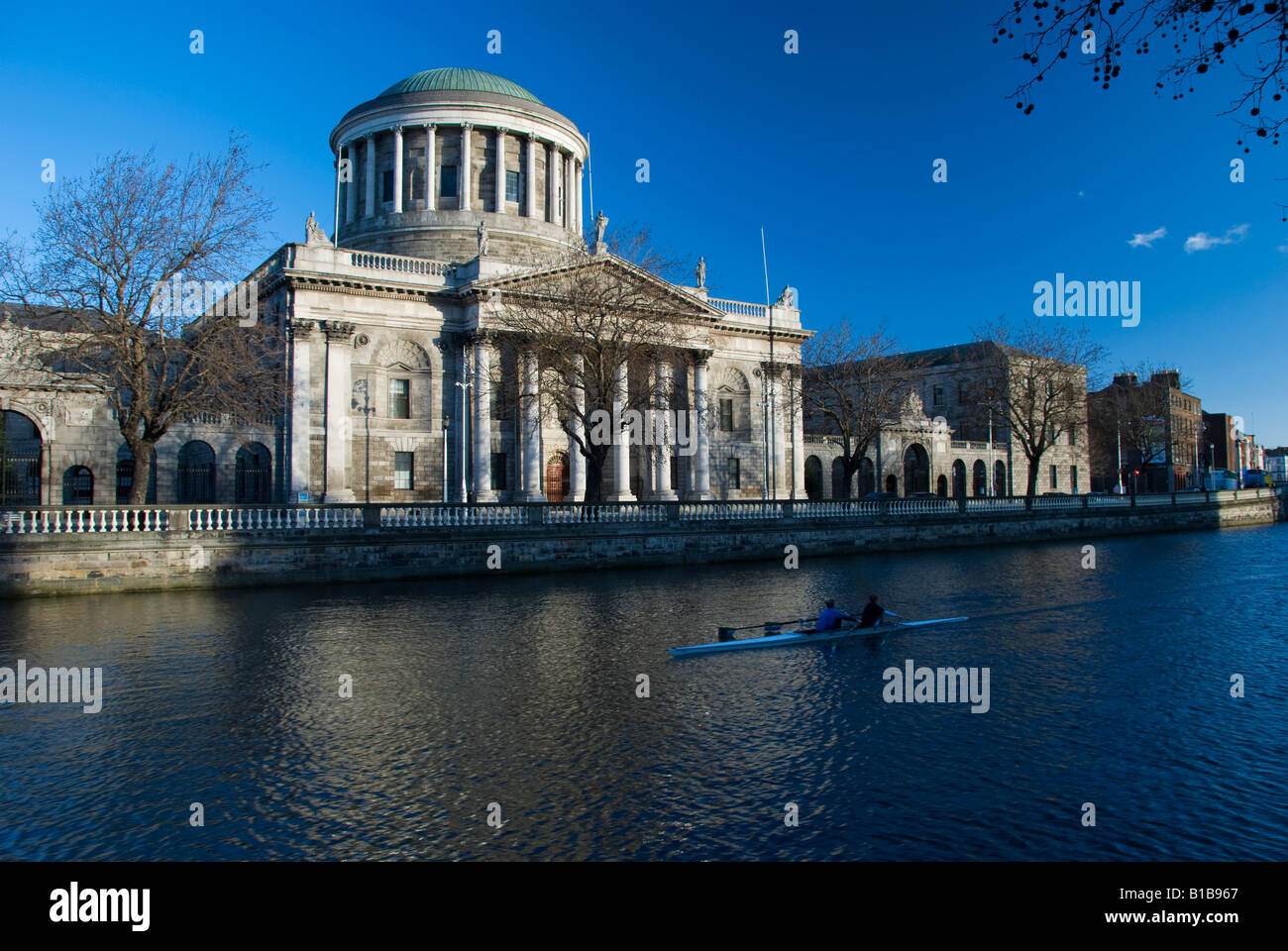 Temprano por la mañana en cuatro tribunales en Dublín con remeros pasando por Foto de stock