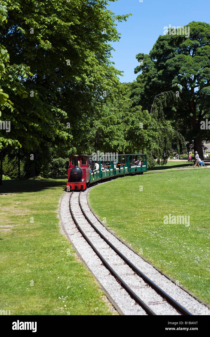 Trenes en miniatura en el Pavilion Gardens, Buxton, Peak District, Derbyshire, Inglaterra Foto de stock