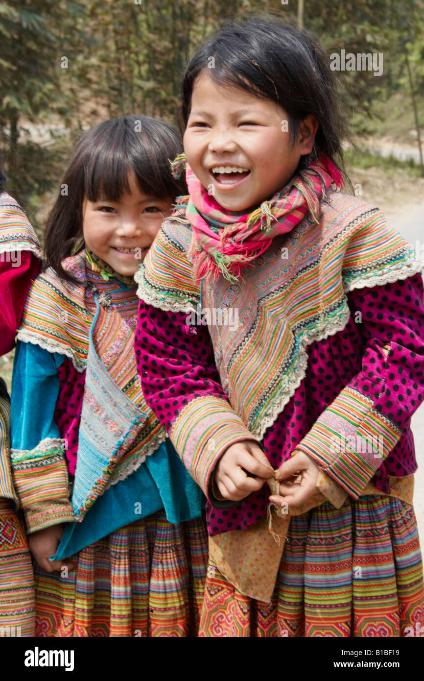 Flor colorida niñas disfrazadas hmong fotografías e imágenes de alta  resolución - Alamy