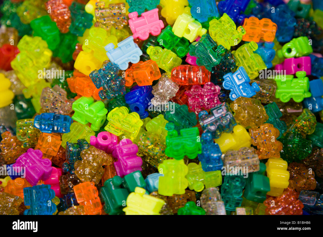 Tren de plástico con forma de piezas de juego utilizados en el juego del dominó tren Mexicano Foto de stock