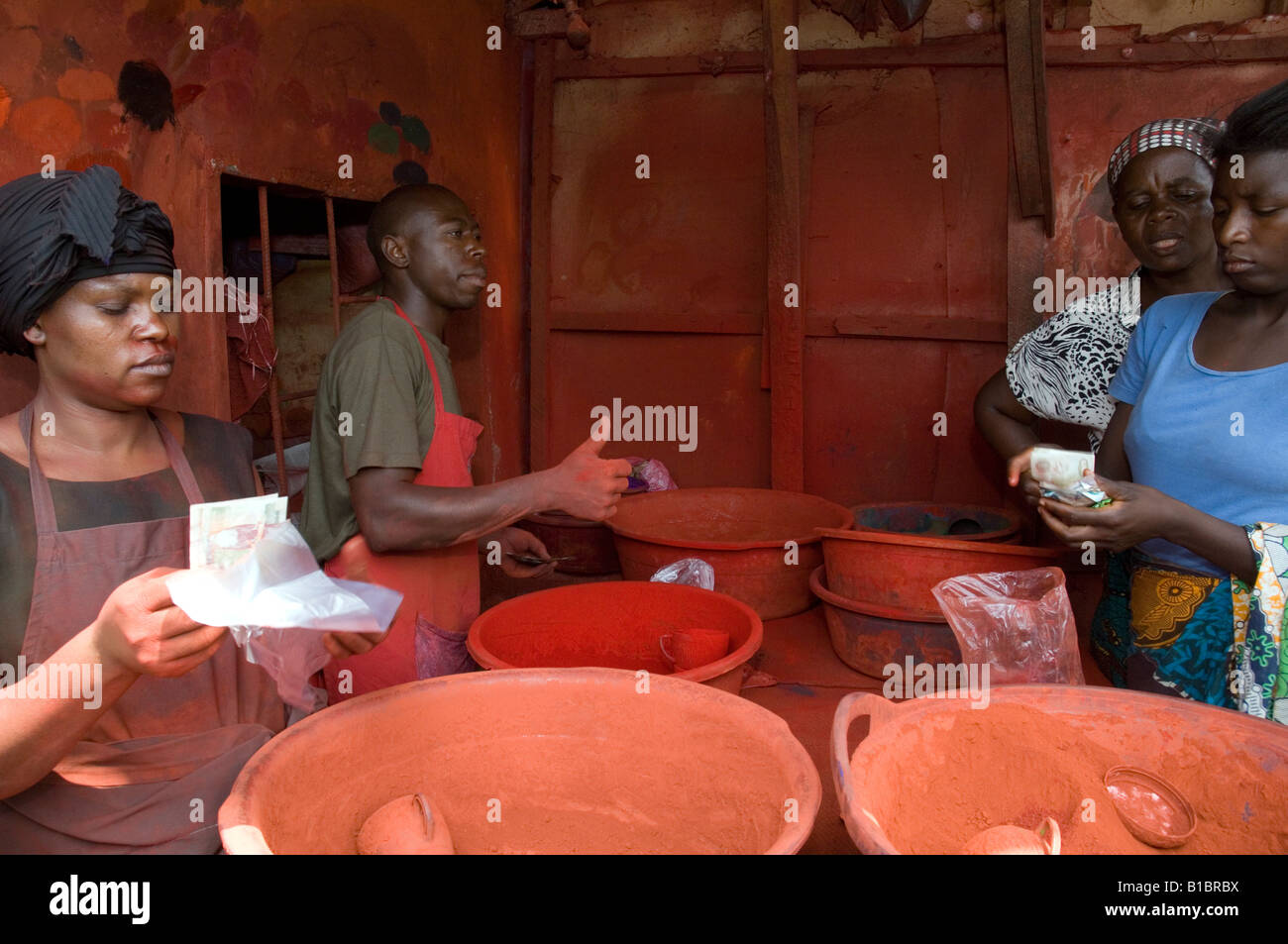 Tinte rojo en polvo para hormigón húmedo al establecer un piso de cemento, Kamwala mercado, Lusaka, Zambia Foto de stock