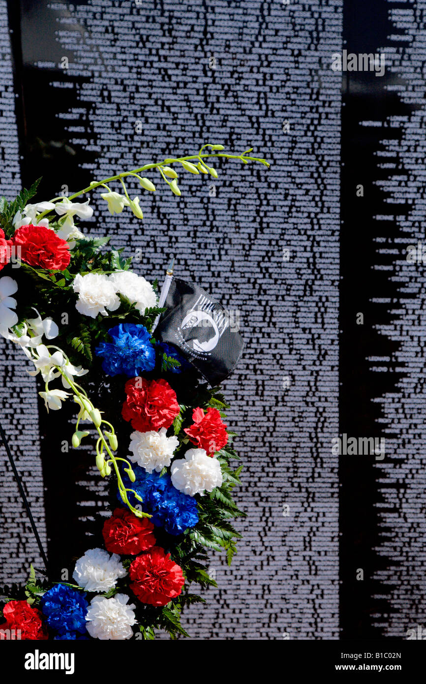 Flores a la izquierda en la base del viaje Vietnam Memorial wall Foto de stock