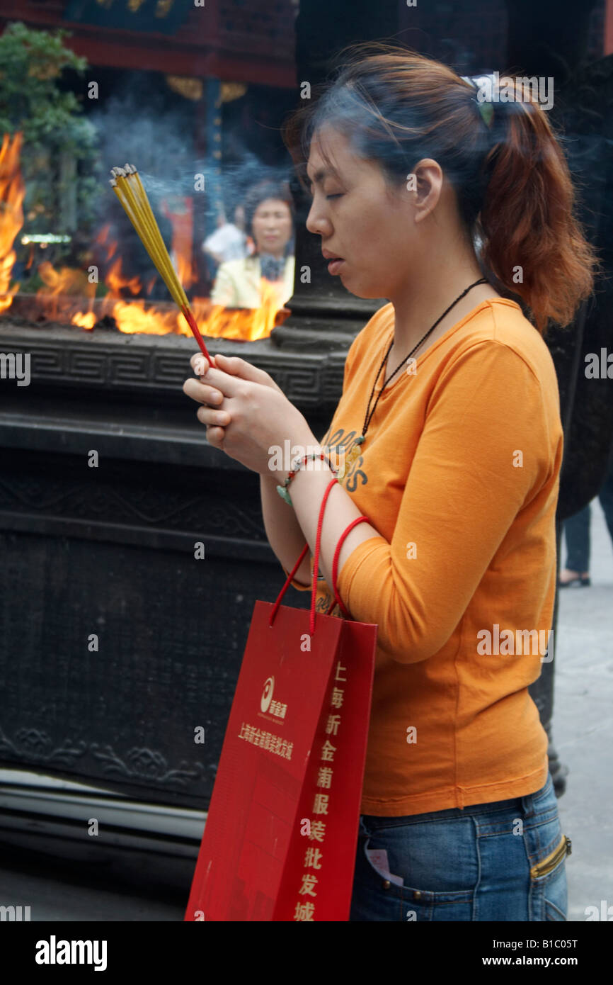Mujer rezando , ciudad templo , Shanghai, China Foto de stock