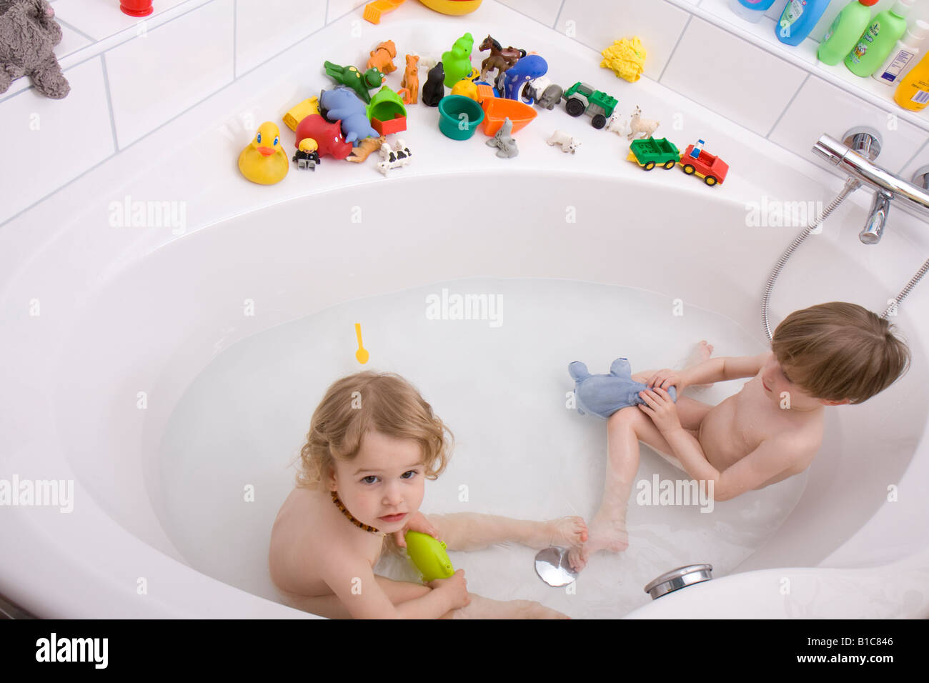 Pequeños niños jugando en la bañera Fotografía de stock - Alamy