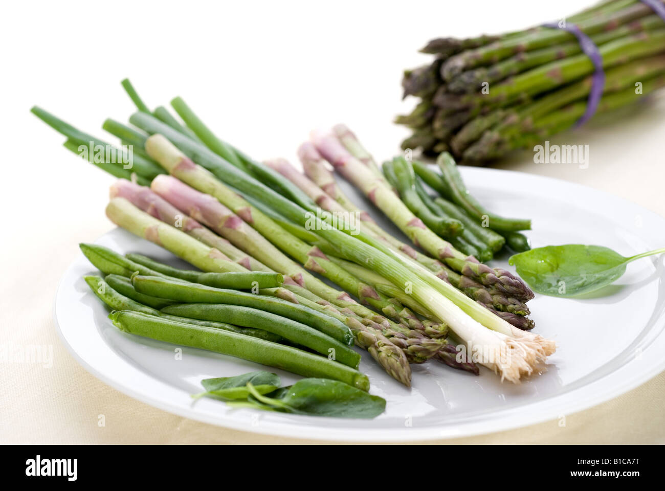 Clave alta imagen de verduras en una placa con un enfoque superficial Foto de stock
