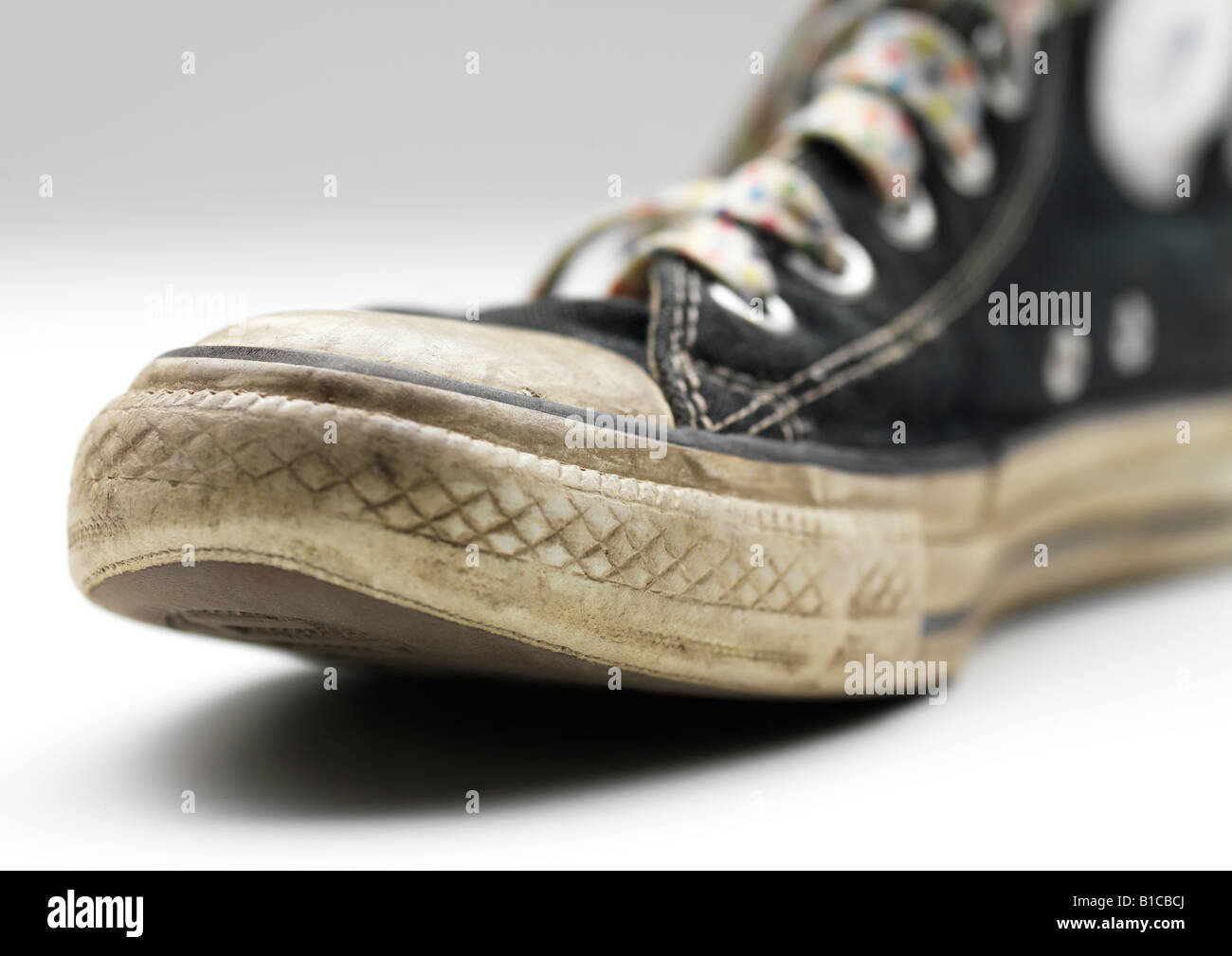 Converse all star alta látex de vuelta baloncesto encaje sucio exiguo  cresta personalizada viejo arruinado frim símbolo de marca comercial  Fotografía de stock - Alamy