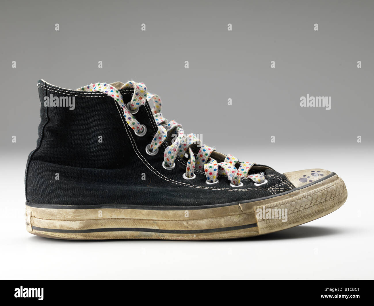 Converse all star alta látex de vuelta baloncesto encaje sucio exiguo  cresta personalizada viejo arruinado frim símbolo de marca comercial  Fotografía de stock - Alamy